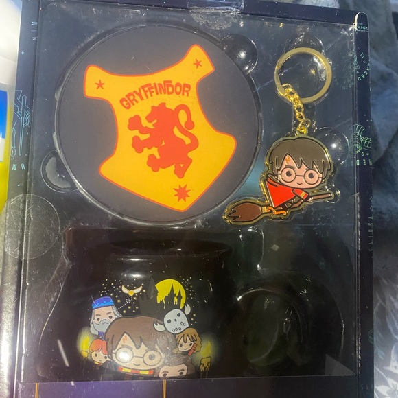 Gryffindor Kids Accessory Set - Black and Gold - Picture 2 of 8